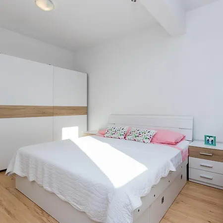 Apartmani Meriko Kastela Exterior photo
